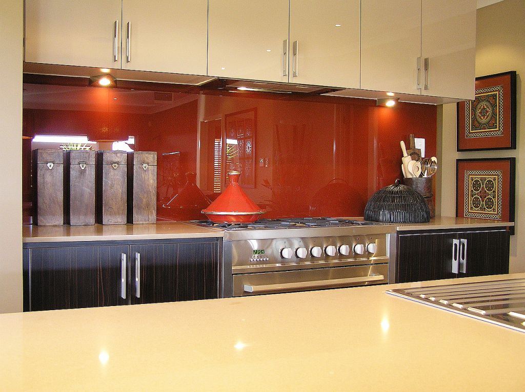 Read more about the article Things to Consider When Choosing a Glass Splashback