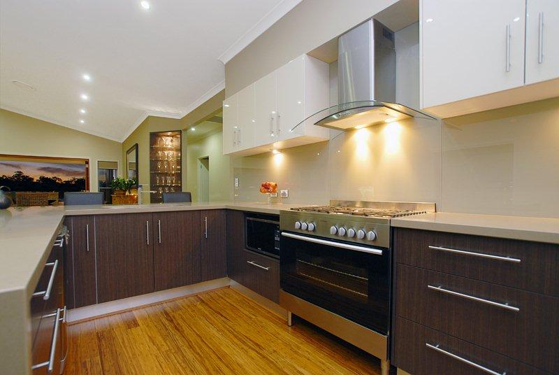 You are currently viewing 5 Reasons You Should Have a Glass Splashback in Your Kitchen