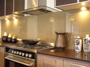 Read more about the article 6 Reasons Glass Splashback Is a Good Choice for Your Kitchen