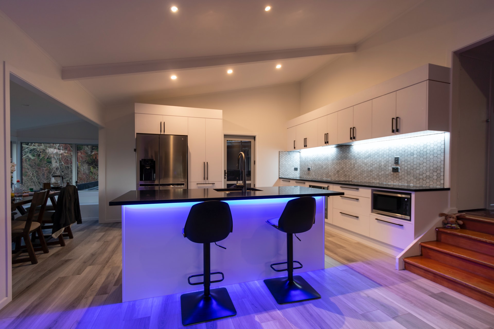 Read more about the article Choosing the Right Colour for Your Kitchen’s Glass Splashback