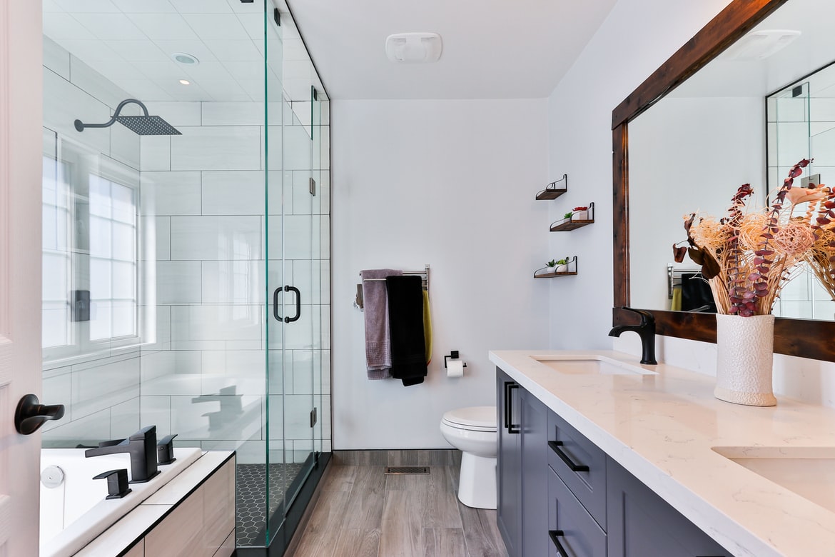 Read more about the article How to Keep Your Shower Glass Clean for a Sparkling Bathroom